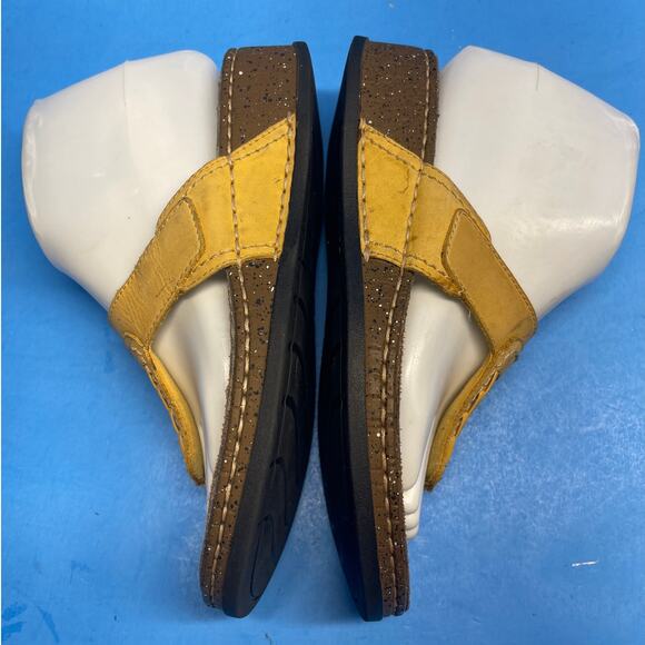 Clarks Sandals Womens 6 M Thong Yellow Leather Slip On Wedge Cork Toe Post - Picture 6 of 12